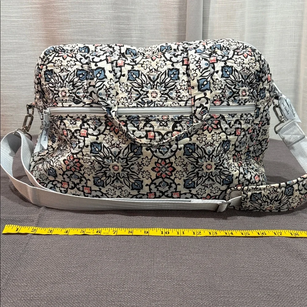 Vera Bradley Stylish Floral Patterned Womens Bag